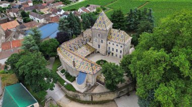 İnsansız hava aracı fotoğrafı Santenay Kalesi Fransa Avrupa