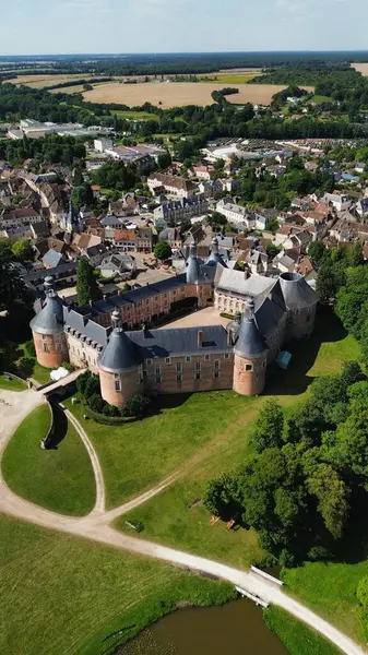 İnsansız hava aracı fotoğrafı Saint-Fargeau Kalesi Fransa Avrupa
