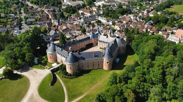 İnsansız hava aracı fotoğrafı Saint-Fargeau Kalesi Fransa Avrupa