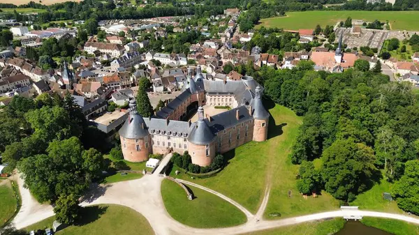 İnsansız hava aracı fotoğrafı Saint-Fargeau Kalesi Fransa Avrupa