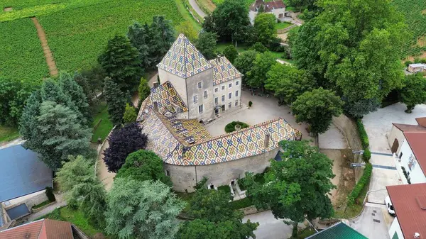 İnsansız hava aracı fotoğrafı Santenay Kalesi Fransa Avrupa