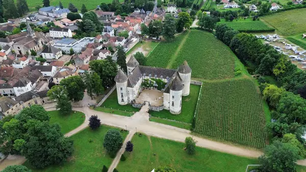 İnsansız hava aracı fotoğrafı Savigny-les-Beaune Kalesi Fransa Avrupa