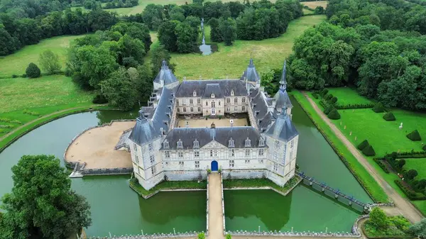 İnsansız hava aracı fotoğrafı Bourgogne Şatosu Fransa Avrupa