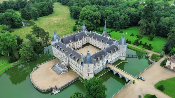 İnsansız hava aracı fotoğrafı Bourgogne Şatosu Fransa Avrupa