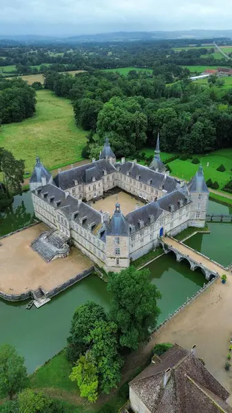 İnsansız hava aracı fotoğrafı Bourgogne Şatosu Fransa Avrupa