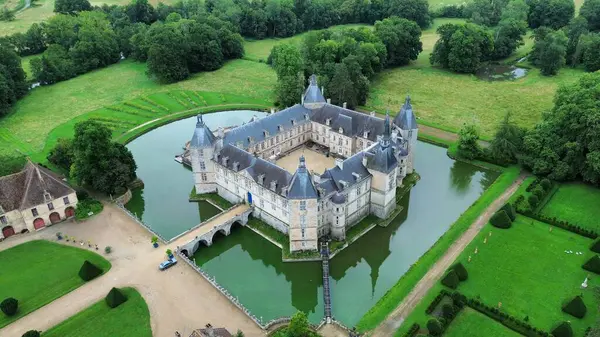 İnsansız hava aracı fotoğrafı Bourgogne Şatosu Fransa Avrupa