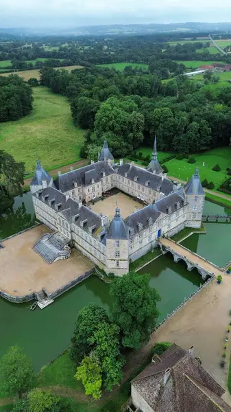 İnsansız hava aracı fotoğrafı Bourgogne Şatosu Fransa Avrupa
