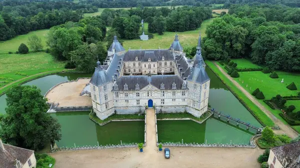 İnsansız hava aracı fotoğrafı Bourgogne Şatosu Fransa Avrupa