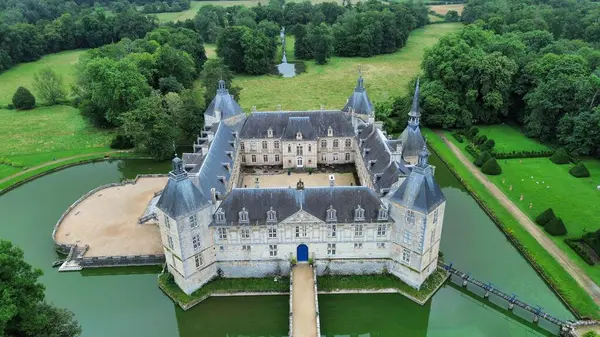 İnsansız hava aracı fotoğrafı Bourgogne Şatosu Fransa Avrupa