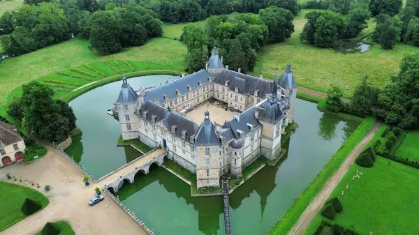 İnsansız hava aracı fotoğrafı Bourgogne Şatosu Fransa Avrupa