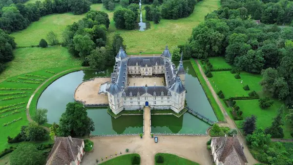 İnsansız hava aracı fotoğrafı Bourgogne Şatosu Fransa Avrupa