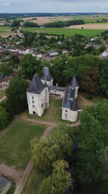 İnsansız hava aracı fotoğrafı Argy Castle France Europe