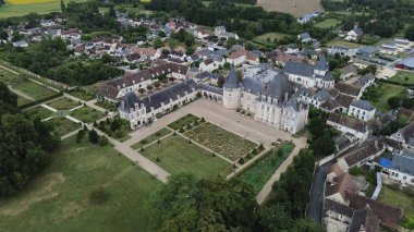 İnsansız hava aracı fotoğrafı Azay-le-Ferron şatosu Fransa Avrupa