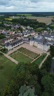 İnsansız hava aracı fotoğrafı Azay-le-Ferron şatosu Fransa Avrupa