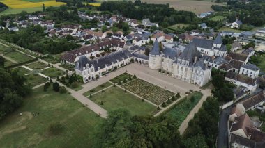 İnsansız hava aracı fotoğrafı Azay-le-Ferron şatosu Fransa Avrupa