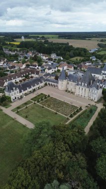 İnsansız hava aracı fotoğrafı Azay-le-Ferron şatosu Fransa Avrupa