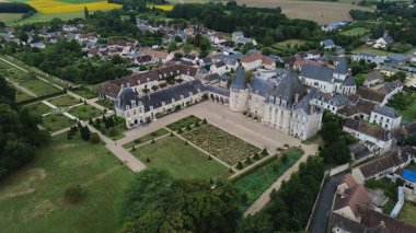 İnsansız hava aracı fotoğrafı Azay-le-Ferron şatosu Fransa Avrupa