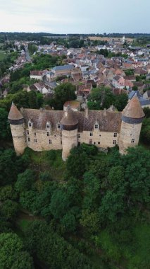 İnsansız hava aracı fotoğrafı Culan Şatosu Fransa Avrupa