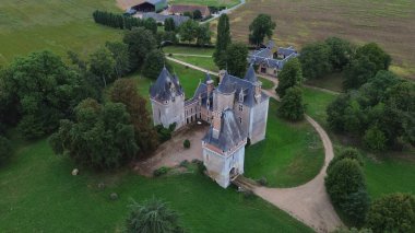 İnsansız hava aracı fotoğrafı Isle-sur-Arnon Kalesi Fransa Avrupa 