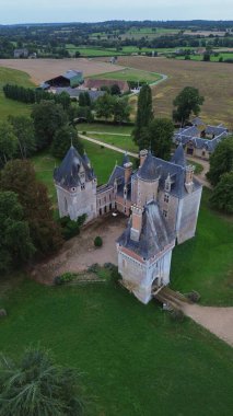İnsansız hava aracı fotoğrafı Isle-sur-Arnon Kalesi Fransa Avrupa 