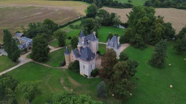 İnsansız hava aracı fotoğrafı Isle-sur-Arnon Kalesi Fransa Avrupa 