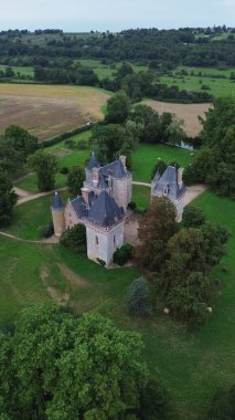 İnsansız hava aracı fotoğrafı Isle-sur-Arnon Kalesi Fransa Avrupa 