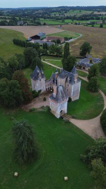 İnsansız hava aracı fotoğrafı Isle-sur-Arnon Kalesi Fransa Avrupa 