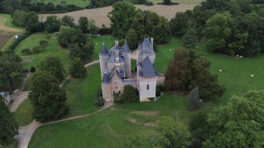 İnsansız hava aracı fotoğrafı Isle-sur-Arnon Kalesi Fransa Avrupa 