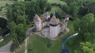 İnsansız hava aracı fotoğrafı Motte-Feuilly Şatosu Fransa Avrupa 