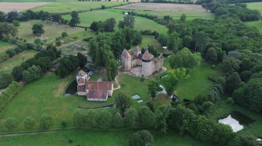 İnsansız hava aracı fotoğrafı Motte-Feuilly Şatosu Fransa Avrupa 