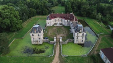 İHA fotoğrafı Lignieres Kalesi Fransa Avrupa