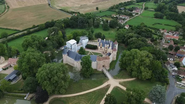 İnsansız hava aracı fotoğrafı Ainay-le-Vieil Kalesi Fransa Avrupa