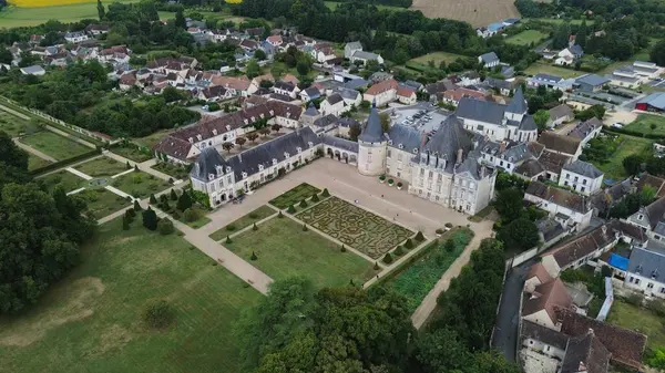 İnsansız hava aracı fotoğrafı Azay-le-Ferron şatosu Fransa Avrupa