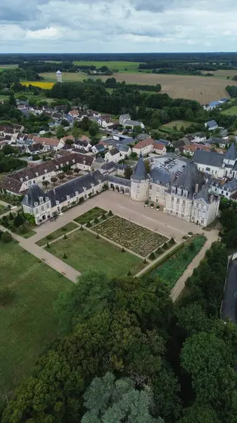İnsansız hava aracı fotoğrafı Azay-le-Ferron şatosu Fransa Avrupa
