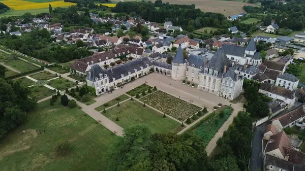 İnsansız hava aracı fotoğrafı Azay-le-Ferron şatosu Fransa Avrupa