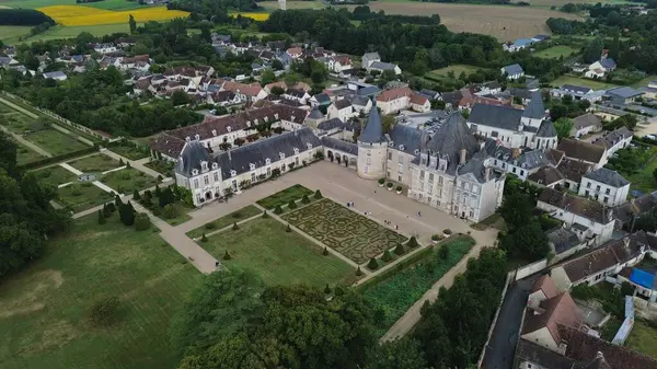 İnsansız hava aracı fotoğrafı Azay-le-Ferron şatosu Fransa Avrupa