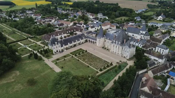İnsansız hava aracı fotoğrafı Azay-le-Ferron şatosu Fransa Avrupa