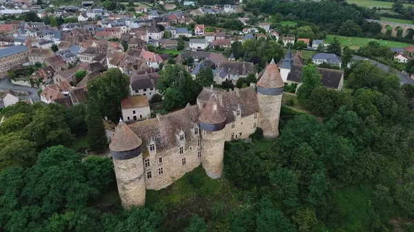 İnsansız hava aracı fotoğrafı Culan Şatosu Fransa Avrupa