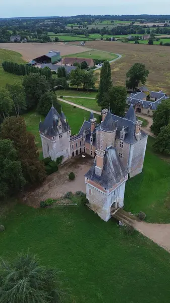 İnsansız hava aracı fotoğrafı Isle-sur-Arnon Kalesi Fransa Avrupa 