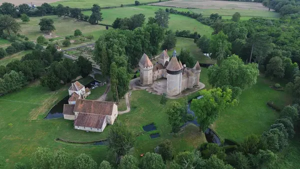 İnsansız hava aracı fotoğrafı Motte-Feuilly Şatosu Fransa Avrupa 