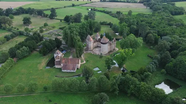İnsansız hava aracı fotoğrafı Motte-Feuilly Şatosu Fransa Avrupa 