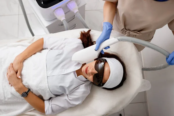 Cosmetólogo Profesional Está Haciendo Tratamiento Piel Del Rejuvenecimiento Cavitación Clínica —  Fotos de Stock