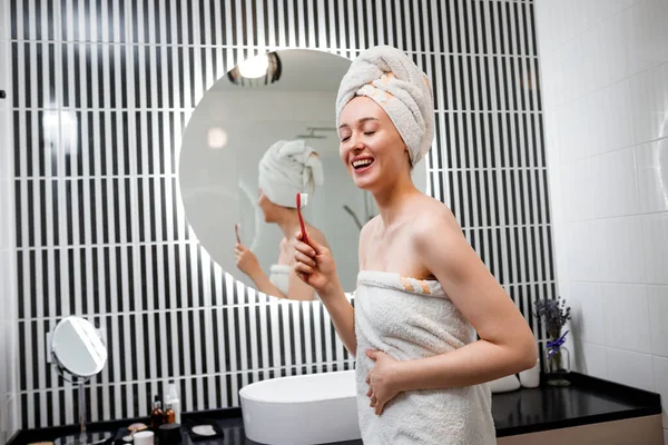 Junge Glückliche Frau Mit Geschlossenen Augen Weißem Handtuch Steht Badezimmer — Stockfoto