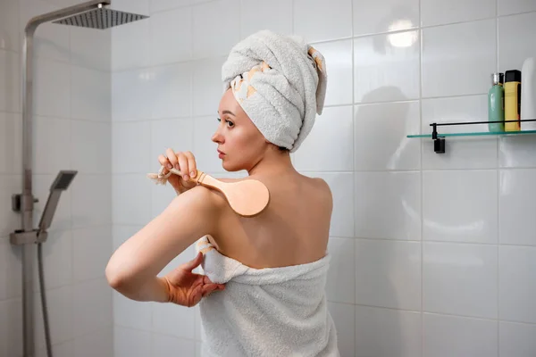 Jonge Mooie Vrouw Witte Handdoek Doen Lichaam Lymfedrainage Massage Met — Stockfoto