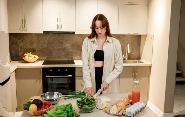 Krásná Mladá Žena Připravuje Zeleninový Veganský Salát Kuchyni Zdravé Jídlo — Stock fotografie