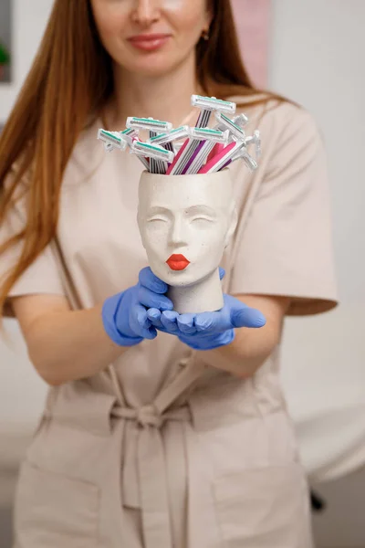 Femme Cosmétologue Tenant Vase Avec Des Rasoirs Plastique Pour Les — Photo