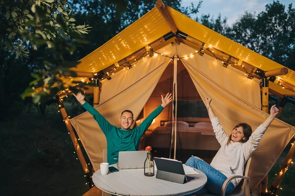 Happy Family Couple Freelancers Working Laptop Cozy Glamping Tent Summer — Foto de Stock