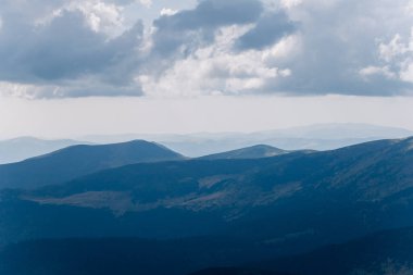 Yazın Ukrayna Karpatları 'nda dağ manzarası