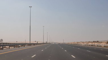 Dubai, BAE - Kasım 2021: Dubai 'de şehir karayolu ve sokakları, Birleşik Arap Emirlikleri