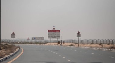 Dubai, BAE - Kasım 2021: Dubai şehir otoyolu, Birleşik Arap Emirlikleri